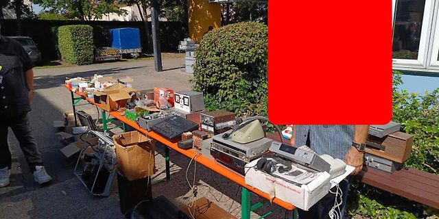 Verschiedene gebrauchte Elektronikgeräte auf einem Tisch