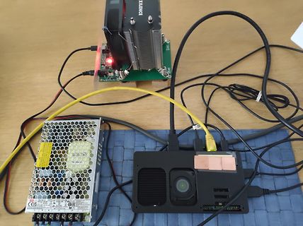 Elektronik-Aufbau mit Netzteil, Single Board Computer und Kamera
