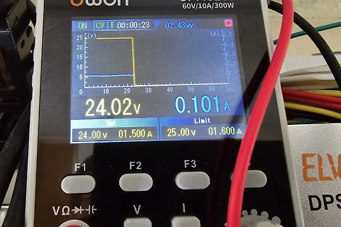 Display eines Labornetzteils mit Messwerten