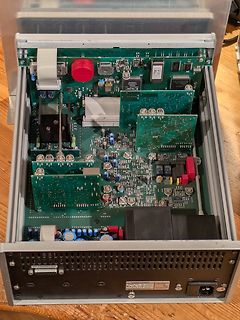 Innenansicht eines elektronischen Geräts mit mehreren Leiterplatten