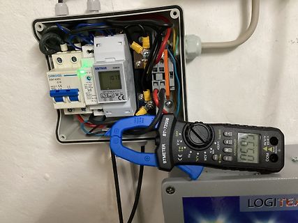 Elektroinstallation mit Stromzähler und Stromzange