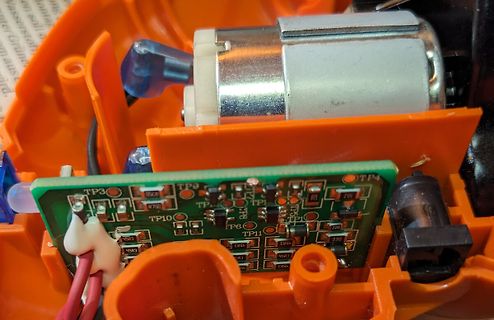 Geöffnete Elektronik mit Platine und Motor