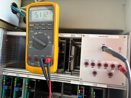 Multimeter Messung an einem Potentialverteiler