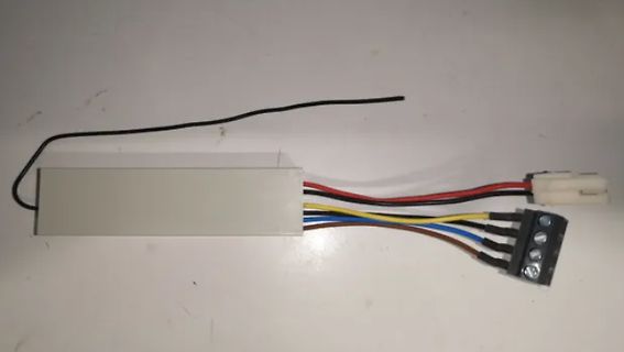 Akku mit Kabeln und Anschlussstecker