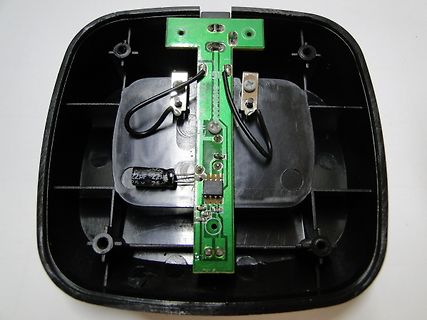 Geöffnetes Elektronikgehäuse mit Leiterplatte und Elektrolytkondensator