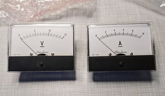 Zwei analoge Messinstrumente von Shinohara