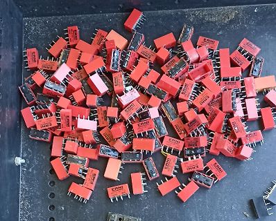 Viele rote ERNI Steckverbinder