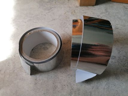 Rollen von silbernem Klebeband