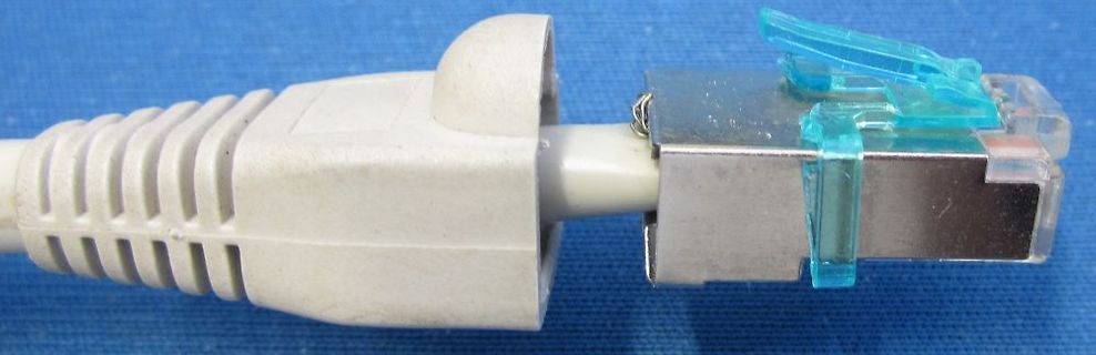 USB-Stecker mit blauem Kunststoffgehäuse