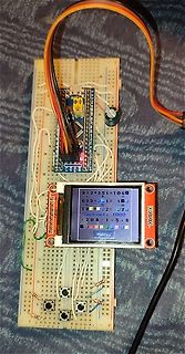 Mikrocontroller-Aufbau auf Lochrasterplatine mit Display