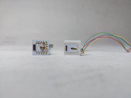 Zwei kleine elektronische Module mit bunten Kabeln