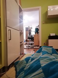 Blick durch eine Türöffnung in einen Raum mit Teleskop