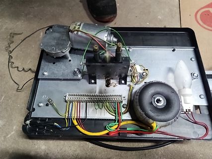 Innenansicht eines elektrischen Geräts mit Motor und Verkabelung