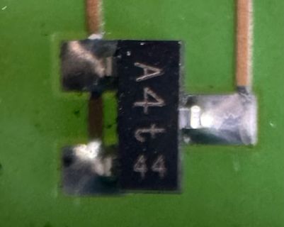 Makroaufnahme eines elektronischen Bauteils auf Leiterplatte