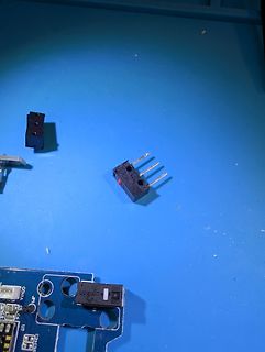 Elektronikbauteile und Leiterplatte auf blauem Untergrund