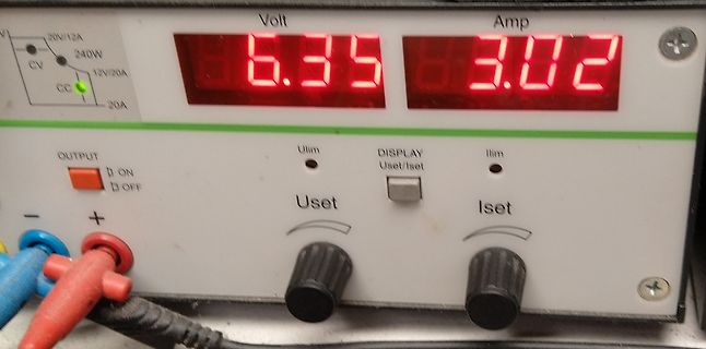 Labornetzteil mit Digitalanzeige
