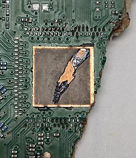 Nahaufnahme einer beschädigten Leiterplatte mit Chip