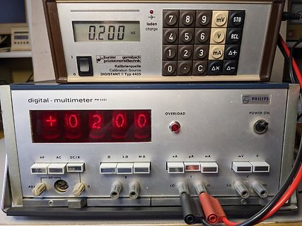 Burster Kalibrierquelle und Philips Digital-Multimeter