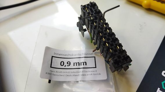 Elektronikstecker auf Etikett