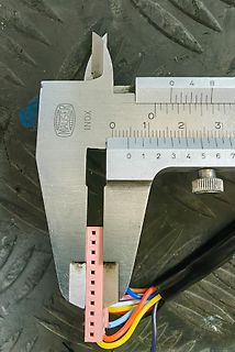 Messung der Breite eines Steckers mit Messschieber