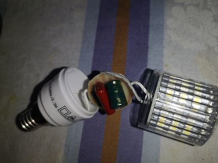Zerlegte LED-Leuchtmittel mit Leiterplatte und Kondensatoren