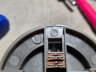 Innenansicht eines Kunststoffgehäuses mit Metallkontakten