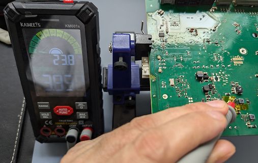 Multimeter misst Spannung an einer Leiterplatte