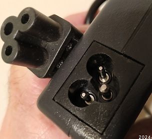 Stecker und Buchse eines Netzteils