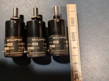 Drei Milipot AV Potentiometer mit Linearslider