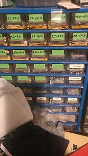 Sortierkästen mit elektronischen Bauteilen