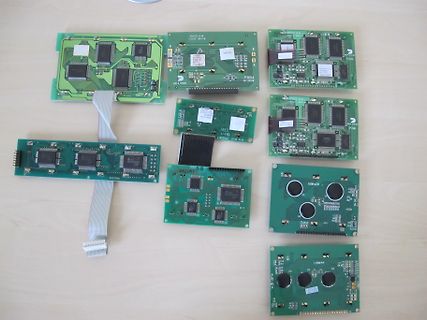 Verschiedene grüne Leiterplatten auf Holzuntergrund