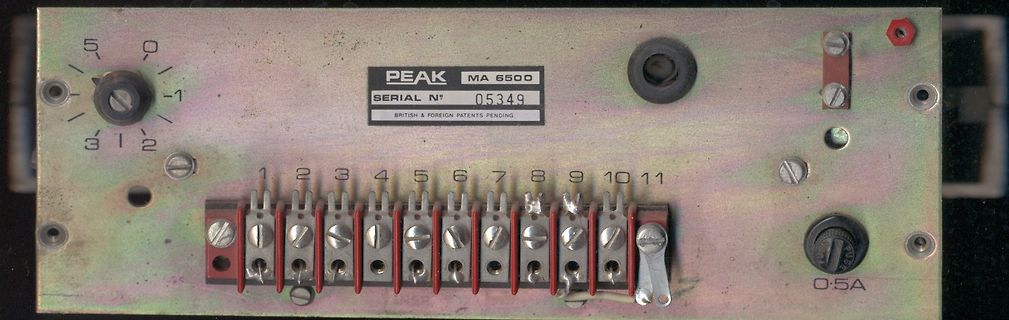 Rückseite eines Peak MA 6500 Netzteils
