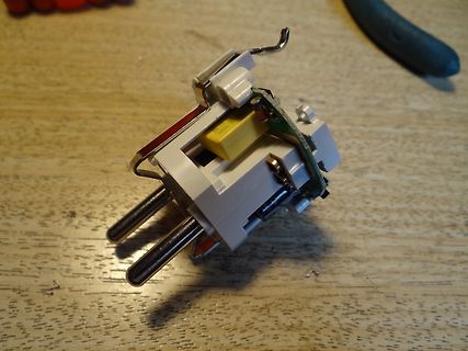 Elektrischer Schalter oder Relais auf Holztisch