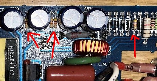 Nahaufnahme einer Leiterplatte mit Elektrolytkondensatoren und Spulen