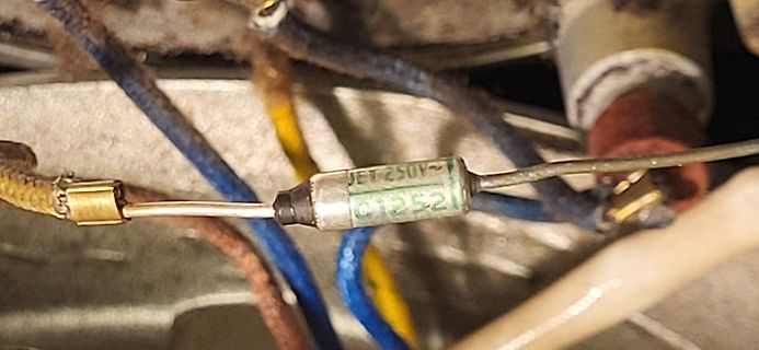 Nahaufnahme einer Diode mit Kabeln
