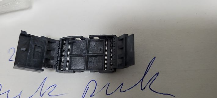 Schwarzer Kunststoffstecker mit Metallkontakten
