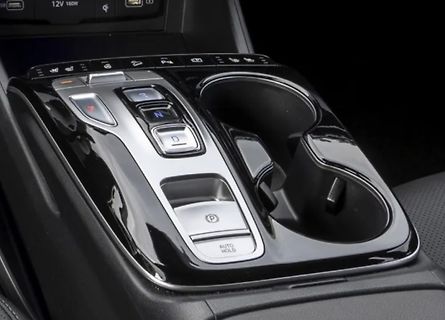 Mittelkonsole eines Automobils mit Gangwahlschalter