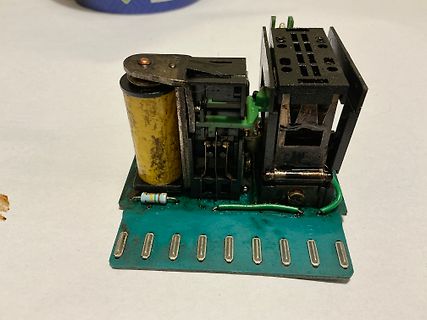 Elektronikmodul mit Elektrolytkondensator und Steckverbinder