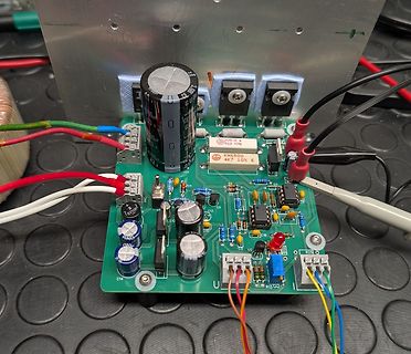 Bestückte Leiterplatte eines Netzteils mit Kondensatoren und Transistoren
