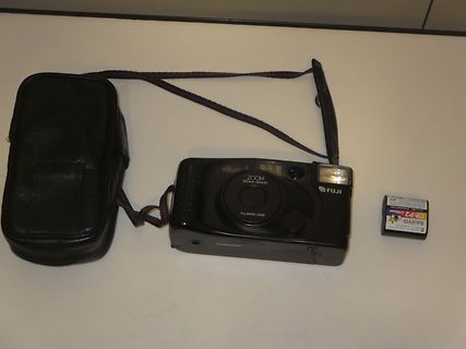 Digitalkamera mit Tasche und Batterie