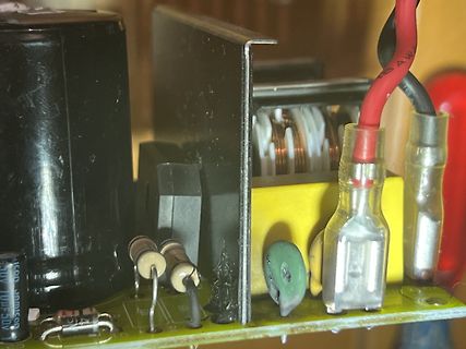Nahaufnahme einer Leiterplatte mit elektronischen Bauteilen