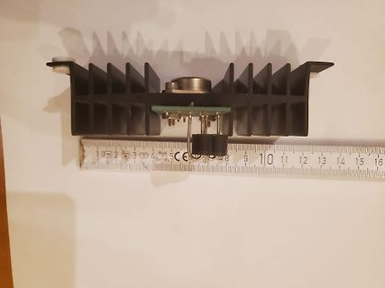 Bauteil mit Kühlkörper und Lineal
