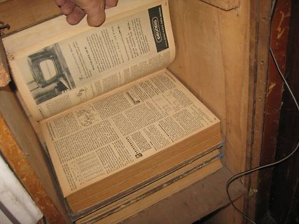 Aufgeschlagenes altes Buch mit technischen Informationen