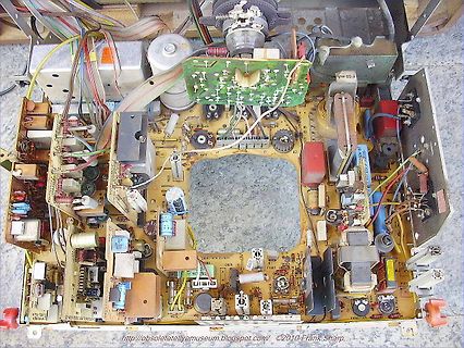 Innenansicht eines alten elektronischen Geräts