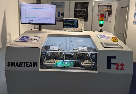 Testaufbau mit Oszilloskop und PC-Monitor