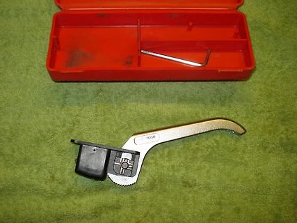 Werkzeug und roter Kunststoffbehälter