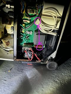 Innenansicht eines elektronischen Geräts mit Leiterplatte und Verkabelung