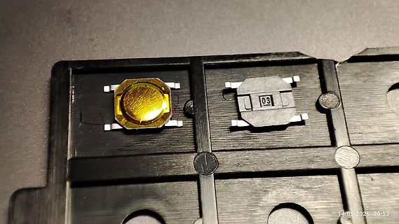 Nahaufnahme von zwei Bauteilen auf einer schwarzen Oberfläche