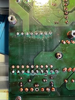 Nahaufnahme einer grünen Leiterplatte mit Lötstellen