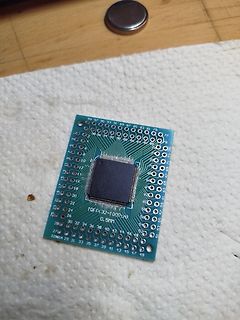 Leiterplatte mit integriertem Chip und Pin-Beschriftung